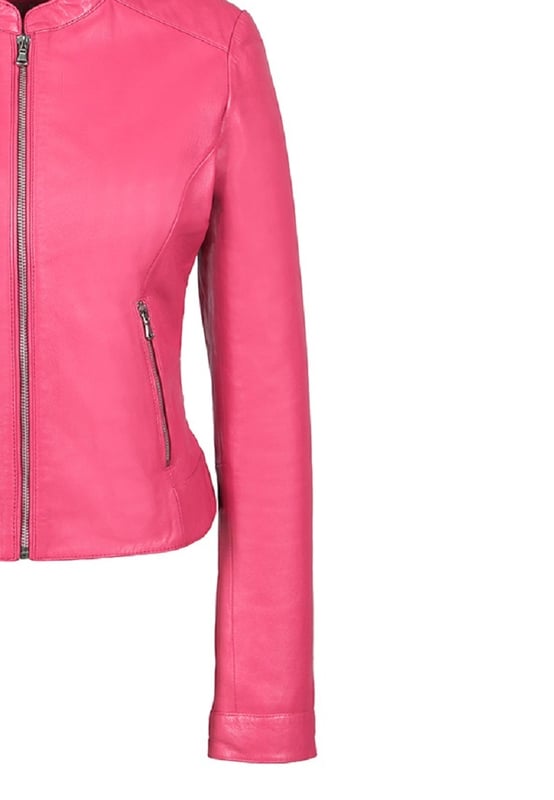 Diese Damen Lederjacke begeistert durch ihre schlichte und elegante Optik. Der moderne Rundhalsausschnitt und der taillierte Schnitt machen sie zum idealen Begleiter für jeden Anlass ob im Alltag, Büro oder abends beim Ausgehen. Das hochwertige Material fühlt sich angenehm weich an und sorgt für einen perfekten Sitz.