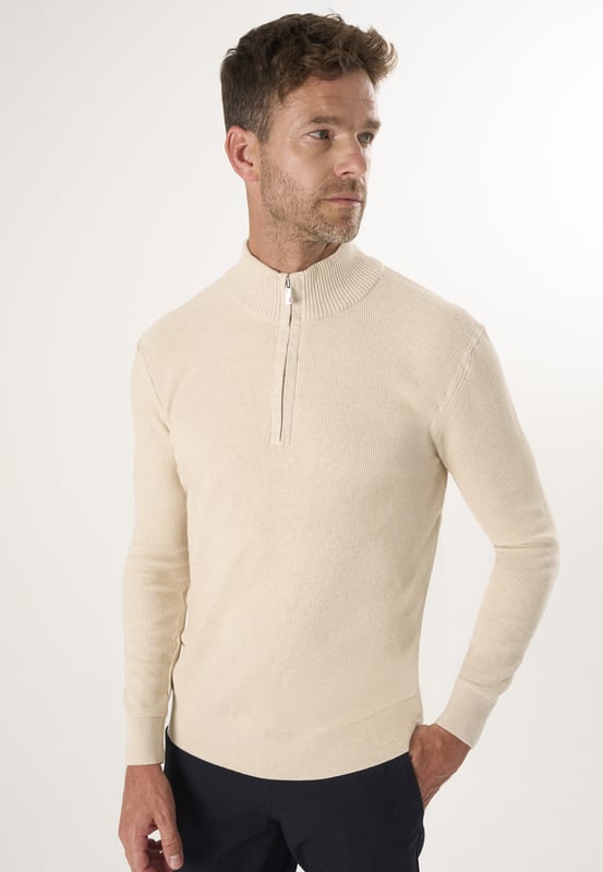 Entdecken Sie den Felix Hardy Herrenpullover mit Stehkragen und halbem Reißverschluss, der Stil und Komfort nahtlos miteinander verbindet. Dieser Pullover aus 100 % Baumwolle ist ein Beispiel für das Engagement von Felix Hardy für hochwertige Handwerkskunst und natürliche Materialien. Er hat einen geraden Schnitt für eine moderne Ästhetik und einen halben Reißverschluss für zusätzlichen Komfort. Der Pullover eignet sich perfekt für den Alltag und bietet ganztägigen Tragekomfort sowie einen eleganten, bürotauglichen Look. Er ist auch ein vielseitiges Kleidungsstück für kühleres Wetter oder die Übergangszeit. Kombinieren Sie ihn mühelos mit Chinos oder Jeans für ein lässiges Ensemble, oder tragen Sie ihn über einem Hemd oder T-Shirt für vielfältige Stylingmöglichkeiten. Erhältlich in verschiedenen Farben, um Ihren persönlichen Vorlieben gerecht zu werden, und pflegeleicht mit maschinenwaschbaren Eigenschaften, die Langlebigkeit garantieren, ohne Kompromisse beim Stil einzugehen.
