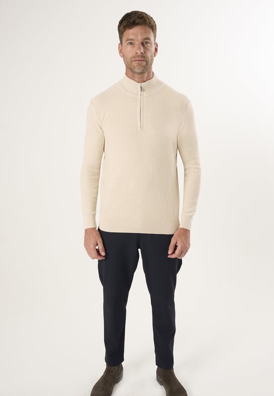 Entdecken Sie den Felix Hardy Herrenpullover mit Stehkragen und halbem Reißverschluss, der Stil und Komfort nahtlos miteinander verbindet. Dieser Pullover aus 100 % Baumwolle ist ein Beispiel für das Engagement von Felix Hardy für hochwertige Handwerkskunst und natürliche Materialien. Er hat einen geraden Schnitt für eine moderne Ästhetik und einen halben Reißverschluss für zusätzlichen Komfort. Der Pullover eignet sich perfekt für den Alltag und bietet ganztägigen Tragekomfort sowie einen eleganten, bürotauglichen Look. Er ist auch ein vielseitiges Kleidungsstück für kühleres Wetter oder die Übergangszeit. Kombinieren Sie ihn mühelos mit Chinos oder Jeans für ein lässiges Ensemble, oder tragen Sie ihn über einem Hemd oder T-Shirt für vielfältige Stylingmöglichkeiten. Erhältlich in verschiedenen Farben, um Ihren persönlichen Vorlieben gerecht zu werden, und pflegeleicht mit maschinenwaschbaren Eigenschaften, die Langlebigkeit garantieren, ohne Kompromisse beim Stil einzugehen.