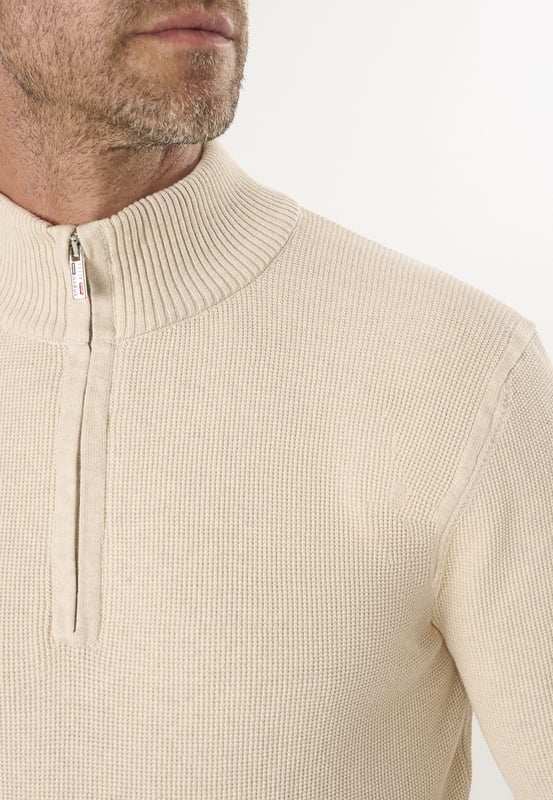 Entdecken Sie den Felix Hardy Herrenpullover mit Stehkragen und halbem Reißverschluss, der Stil und Komfort nahtlos miteinander verbindet. Dieser Pullover aus 100 % Baumwolle ist ein Beispiel für das Engagement von Felix Hardy für hochwertige Handwerkskunst und natürliche Materialien. Er hat einen geraden Schnitt für eine moderne Ästhetik und einen halben Reißverschluss für zusätzlichen Komfort. Der Pullover eignet sich perfekt für den Alltag und bietet ganztägigen Tragekomfort sowie einen eleganten, bürotauglichen Look. Er ist auch ein vielseitiges Kleidungsstück für kühleres Wetter oder die Übergangszeit. Kombinieren Sie ihn mühelos mit Chinos oder Jeans für ein lässiges Ensemble, oder tragen Sie ihn über einem Hemd oder T-Shirt für vielfältige Stylingmöglichkeiten. Erhältlich in verschiedenen Farben, um Ihren persönlichen Vorlieben gerecht zu werden, und pflegeleicht mit maschinenwaschbaren Eigenschaften, die Langlebigkeit garantieren, ohne Kompromisse beim Stil einzugehen.