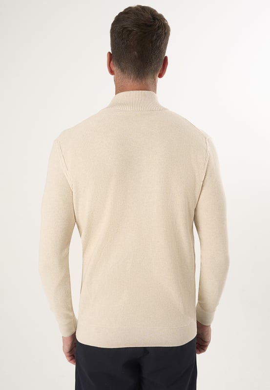 Entdecken Sie den Felix Hardy Herrenpullover mit Stehkragen und halbem Reißverschluss, der Stil und Komfort nahtlos miteinander verbindet. Dieser Pullover aus 100 % Baumwolle ist ein Beispiel für das Engagement von Felix Hardy für hochwertige Handwerkskunst und natürliche Materialien. Er hat einen geraden Schnitt für eine moderne Ästhetik und einen halben Reißverschluss für zusätzlichen Komfort. Der Pullover eignet sich perfekt für den Alltag und bietet ganztägigen Tragekomfort sowie einen eleganten, bürotauglichen Look. Er ist auch ein vielseitiges Kleidungsstück für kühleres Wetter oder die Übergangszeit. Kombinieren Sie ihn mühelos mit Chinos oder Jeans für ein lässiges Ensemble, oder tragen Sie ihn über einem Hemd oder T-Shirt für vielfältige Stylingmöglichkeiten. Erhältlich in verschiedenen Farben, um Ihren persönlichen Vorlieben gerecht zu werden, und pflegeleicht mit maschinenwaschbaren Eigenschaften, die Langlebigkeit garantieren, ohne Kompromisse beim Stil einzugehen.