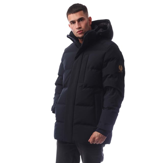 Heren Belstaff Pendulum Down Jacket inkwell.- Verstelbare capuchon met trekkoord.- Dubbele ritssluiting met drukknopen middenvoor.- Twee zijzakken binnenzak.- Verstelbare stormmanchetten met duimgaten.- Verstelbare zoom met trekkoord.- Met fleece gevoerde kinbeschermer.- Siliconen Belstaff-logo op sluiting en manchetten geweven logo op mouw.- Waterafstotend gevoerd.- 3-laags Stretch Dons.- 90% Polyester 10% Elastan.- Ref: 105314DKINK