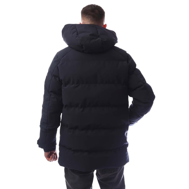 Heren Belstaff Pendulum Down Jacket inkwell.- Verstelbare capuchon met trekkoord.- Dubbele ritssluiting met drukknopen middenvoor.- Twee zijzakken binnenzak.- Verstelbare stormmanchetten met duimgaten.- Verstelbare zoom met trekkoord.- Met fleece gevoerde kinbeschermer.- Siliconen Belstaff-logo op sluiting en manchetten geweven logo op mouw.- Waterafstotend gevoerd.- 3-laags Stretch Dons.- 90% Polyester 10% Elastan.- Ref: 105314DKINK