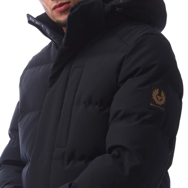 Heren Belstaff Pendulum Down Jacket inkwell.- Verstelbare capuchon met trekkoord.- Dubbele ritssluiting met drukknopen middenvoor.- Twee zijzakken binnenzak.- Verstelbare stormmanchetten met duimgaten.- Verstelbare zoom met trekkoord.- Met fleece gevoerde kinbeschermer.- Siliconen Belstaff-logo op sluiting en manchetten geweven logo op mouw.- Waterafstotend gevoerd.- 3-laags Stretch Dons.- 90% Polyester 10% Elastan.- Ref: 105314DKINK