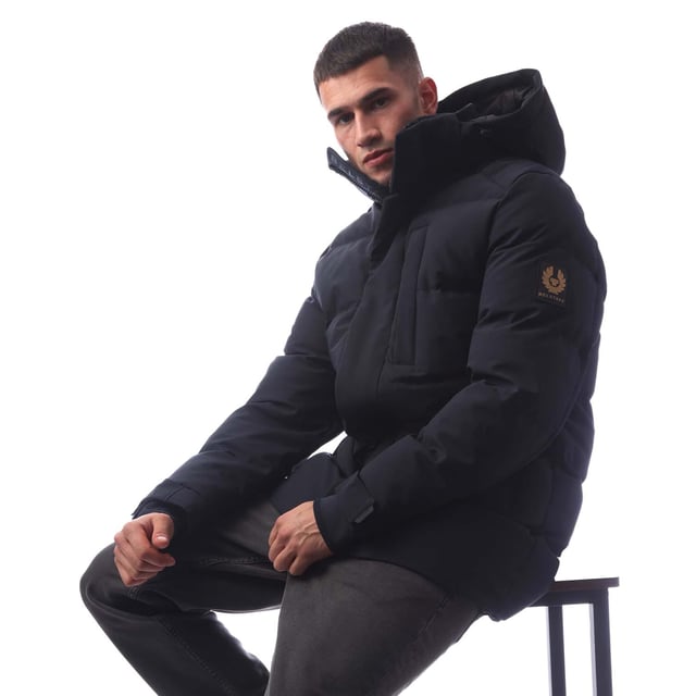 Heren Belstaff Pendulum Down Jacket inkwell.- Verstelbare capuchon met trekkoord.- Dubbele ritssluiting met drukknopen middenvoor.- Twee zijzakken binnenzak.- Verstelbare stormmanchetten met duimgaten.- Verstelbare zoom met trekkoord.- Met fleece gevoerde kinbeschermer.- Siliconen Belstaff-logo op sluiting en manchetten geweven logo op mouw.- Waterafstotend gevoerd.- 3-laags Stretch Dons.- 90% Polyester 10% Elastan.- Ref: 105314DKINK