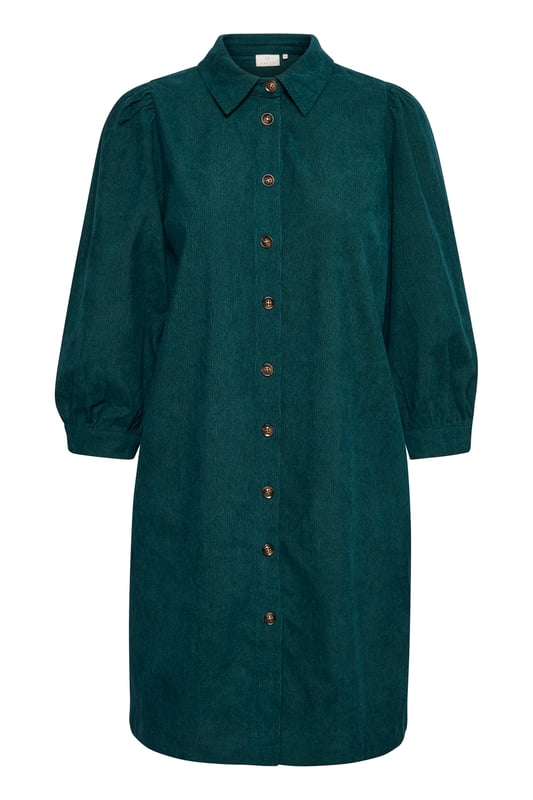 Hemdblusenkleid mit geradem Schnitt, spitzem Kragen, 3/4-Ärmeln mit sanfter Raffung. Durchgehende Knopfleiste und weiche Textur.