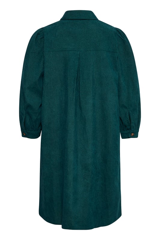 Hemdblusenkleid mit geradem Schnitt, spitzem Kragen, 3/4-Ärmeln mit sanfter Raffung. Durchgehende Knopfleiste und weiche Textur.