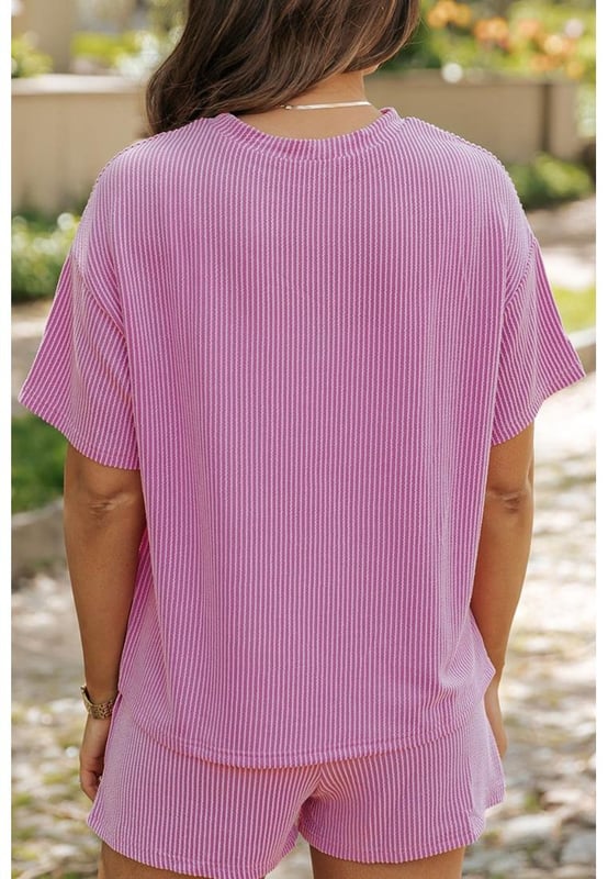 Detalles de lentejuelas.
  Conjunto de dos piezas: camiseta y pantalones cortos.
  Tejido ligeramente elastico.
  Material: 75% poliester 20% viscosa 5% elastano.
  Lavar a maquina con agua fria.
  Secar en secadora a temperatura baja.
  Importado.