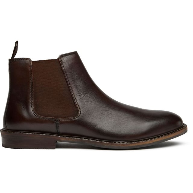 Die Soletrader Steve Chelsea-Stiefel bringen zeitlose Eleganz in Ihre Alltagsgarderobe. Hergestellt aus kräftigem braunem Leder und mit den klassischen elastischen Seitenpaneelen, die die Chelsea-Silhouette definieren, lassen sich diese Stiefeletten mühelos anziehen und verleihen Ihnen den gepflegten Look, den Sie benötigen. Die runde Zehenform bietet bequemen Platz für ganztägigen Tragekomfort, während die synthetische Sohle zuverlässigen Halt und Langlebigkeit für städtische Abenteuer sorgt.