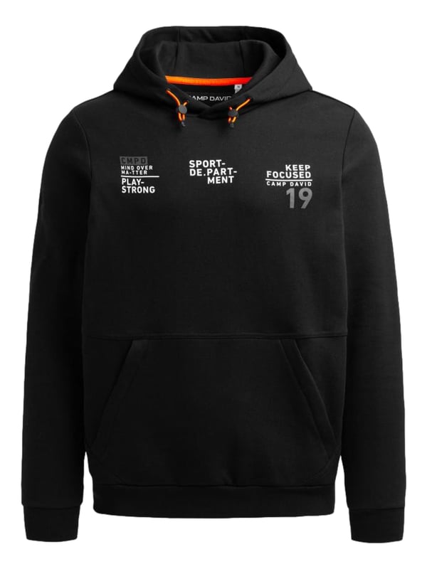 Der Hoodie für Herren von Camp David vereint moderne Details mit klassischem Komfort und wird so zu einem unverzichtbaren Begleiter für lässige Alltags- und Freizeitoutfits. Die leger geschnittene Passform sorgt für ein entspanntes Tragegefühl, während die gefütterte Kapuze mit verstellbarem Gummizug und dekorativem Folienprint zusätzlichen Style und Funktionalität bietet. Praktisch ist die Kängurutasche mit verdeckten Zippern, die nicht nur Stauraum für Kleinigkeiten schafft, sondern auch das Design elegant abrundet. Rippbündchen an Ärmeln und Saum sichern eine optimale Passform und unterstreichen die hochwertige Verarbeitung. Die kontrastvollen Rubber Artworks auf Vorder- und Rückseite setzen markante Akzente und verleihen dem Hoodie einen urbanen, trendigen Look, während das glatte Interlockmaterial für ein angenehmes Hautgefühl und Langlebigkeit sorgt. Mit seinem modernen Design, dem hohen Tragekomfort und der sorgfältigen Materialwahl ist dieser Hoodie perfekt für Männer, die Stil, Funktionalität und modischen Ausdruck in einem Kleidungsstück vereinen möchten.