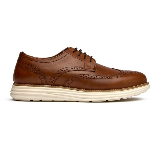Für den anspruchsvollen Herren geschaffen, verbindet der Thomas Crick Harrington traditionelle Brogue-Eleganz mit modernem Komfort. Hochwertiges, tanfarbenes Leder-Obermaterial zeigt kunstvolle perforierte Details, während die leichte Gummisohle ganztägigen Tragekomfort bietet, ohne den Stil zu opfern. Diese vielseitigen eleganten Schuhe überbrücken mühelos formelle Anlässe und smart-casual Momente und sind somit eine unverzichtbare Ergänzung für jede anspruchsvolle Garderobe.