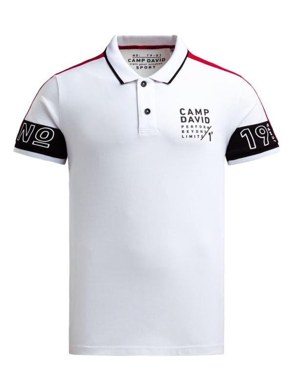 Das Poloshirt für Herren von Camp David vereint sportiven Stil mit modischen Akzenten und wird so zu einem markanten Highlight für jeden Kleiderschrank. Der Trikotkragen und die Ärmelbündchen sind mit Kontraststreifen versehen, die dem Shirt einen dynamischen Touch verleihen, während die leger geschnittene Passform für ein angenehmes und entspanntes Tragegefühl sorgt. Mit seiner 2-Knopfleiste zeigt es sich im klassischen Polo-Look, doch durch das moderne Colour-Blocking an den Ärmeln wird das Design besonders auffällig und stilvoll. Ausdrucksstarke Label Prints auf der Vorderseite und den Ärmeln unterstreichen den sportiven Charakter und bringen gleichzeitig den unverwechselbaren Camp David Stil zum Ausdruck. Die auffälligen Farbkontraste an den Ärmeln verleihen dem Shirt eine frische und trendige Note, die sich sowohl in der Freizeit als auch bei sportlichen Aktivitäten perfekt einsetzen lässt. Kurzärmlig und aus hochwertigen Materialien gefertigt, bietet dieses Poloshirt nicht nur hohen Tragekomfort, sondern auch Langlebigkeit und Pflegeleichtigkeit. Es kombiniert Funktionalität mit modischem Anspruch und wird dadurch zum idealen Begleiter für Männer, die Wert auf Individualität, Komfort und einen selbstbewussten Auftritt legen.