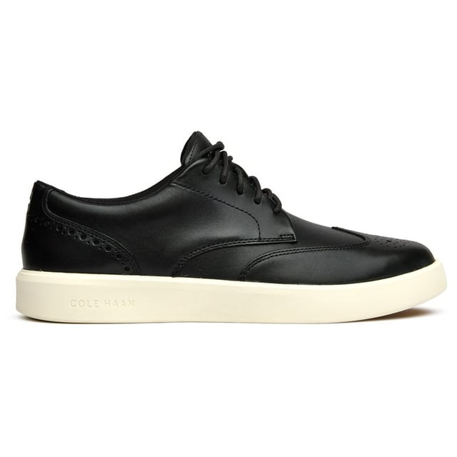 Der Cole Haan Grand Crosscourt Daily Wing verwandelt klassisches Brogue-Handwerk in modernen athletischen Luxus. Schlichtes schwarzes Leder trifft auf das innovative Grand 360-Fußbett-System und sorgt für unerwarteten Komfort unter feinen Wingtip-Details. Dieses leichte Hybridmodell verbindet mühelos das Büro mit dem Wochenende und strahlt zeitlose Eleganz aus, während die Gummisohle überlegenen Halt und ganztägige Tragefreundlichkeit bietet. Eine zeitgenössische Interpretation von klassischer Herrenmode, die sich mit Ihrem Lebensstil bewegt.