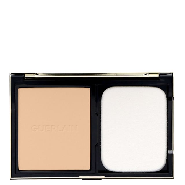 Erleben Sie die luxuriöse Textur der Guerlain Parure Gold Compact Foundation, die darauf ausgelegt ist, einen strahlenden und makellosen Teint zu kreieren. Dieses innovative Make-up verschmilzt nahtlos mit Ihrer Haut, betont Ihre natürliche Schönheit und sorgt für ein strahlendes Finish. Angereichert mit Goldpigmenten heller es dunkle Stellen auf und mindert Anzeichen von Müdigkeit, wodurch Ihre Haut revitalisiert aussieht. Die einzigartige Formel kombiniert Kollagen, Elastin-Booster und Myrrhe, um Ihre Haut zu nähren und zu verjüngen. Perfekt für Frauen, die ein hochwertiges Make-up suchen, das sowohl Abdeckung als auch Pflegeeigenschaften bietet.