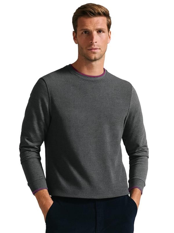 Bringen Sie Ihren Stil auf das nächste Level mit dem Raket Textured Front Sweatshirt, einem raffinierten Kleidungsstück, das beeindruckt und für Langlebigkeit konzipiert ist. Mit einem strukturierten Vorderpanel, das mit einem weichen Jersey-Rücken und -Ärmeln kontrastiert, verbindet dieses Sweatshirt Komfort mit modernem Chic. Der sportliche Rundhalsausschnitt, die tonale Farbgebung und das Knoten-Detail verleihen eine subtile Eleganz, während die gerippten Bündchen, der Saum und der Halsausschnitt den Schnitt scharf und gepflegt halten. Einfach zu tragen und größengetreu, lässt es sich mühelos anziehen und bietet die perfekte Balance aus Stil und Vielseitigkeit. Ted Größe 1 = XS, 2 = S, 3 = M, 4 = L, 5 = XL, 6 = 2XL, 7 = 3XL