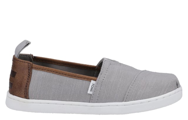 The Toms Alpargata shoes bring the classic Alpargata style to kids, offering comfort and effortless wear. With textile uppers, they feature elastic gore for a snug fit, a soft canvas footbed. Perfect for everyday adventures, these shoes combine playful style with practical comfort for little feet.
  Textile upper
  Elastic gore for easy fit
  Canvas footbed
 Toms branding