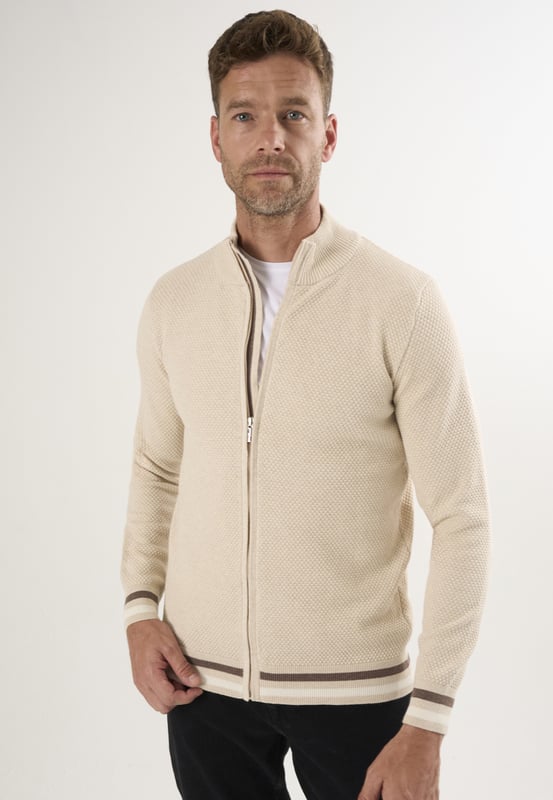 Der Felix Hardy Cardigan für Herren mit durchgehendem Reißverschluss ist ein vielseitiges Kleidungsstück, das für modernen Komfort und Stil entwickelt wurde. Mit einem eleganten, durchgehenden Reißverschluss und einer klaren, strukturierten Silhouette lässt sich diese Strickjacke bei jeder Gelegenheit leicht überziehen. Rippbündchen an Ärmeln und Saum sorgen für einen sicheren Sitz, während das minimalistische Design eine mühelose Kombination sowohl mit legeren als auch mit lässigen Looks ermöglicht. Perfekt für die Übergangszeit oder für den Alltag - diese Strickjacke ist zeitlos schön und praktisch.