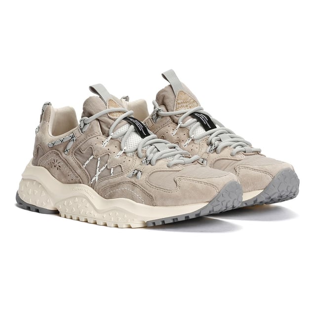 Einkaufen Für Flower Mountain Yamano 3 Herren Braune Sneaker Quintessentially Flower Mountain ist der Yamano 3, ein auffälliges, eklektisches urbanes Design, das aus japanischem Nylonstoff und Wildleder-Obermaterial gefertigt ist und leichte Stärke und Atmungsaktivität bietet. Er verfügt über eine natürliche antibakterielle Korkeinlegesohle für Frische und eine ultra-leichte Gummisohle.
