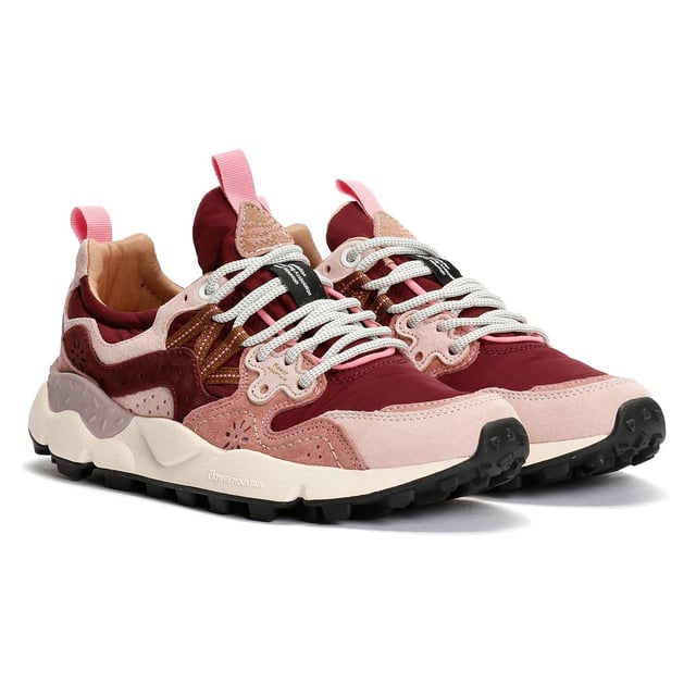 Die Quintessentially Flower Mountain Yamano 3 ist ein auffälliges, eklektisches urbanes Design, das aus japanischem Nylonstoff und einer Oberseite aus Wildleder gefertigt ist und leichte Stärke sowie Atmungsaktivität bietet. Mit einer natürlichen antibakteriellen Korkeinlegesohle für Frische und einer ultraleichten Gummisohle.