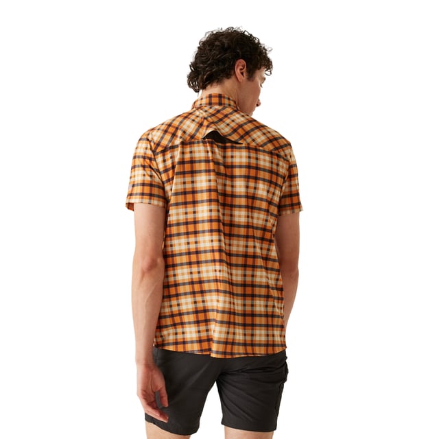 96% Polyester, 4% Elastaan. Stof: Rekken. Ontwerp: Geruite, Logo. Zakken: 1 borstzak, ritssluiting. Sluiting: Knoopsluiting. Mouwtype: Korte mouwen. Halsuitsnijding: Omgeslagen kraag. Stoftechnologie: Anti-insectenbehandeling, Ademend, Isoflex, Lichtgewicht, Sneldrogend, Waterafstotend. Packaway. Zonneschatting: UPF 50+. 125gsm. Duurzaamheid: Gemaakt van gerecycled materiaal. S: 38 in. L: 42 in. XL: 44 in.