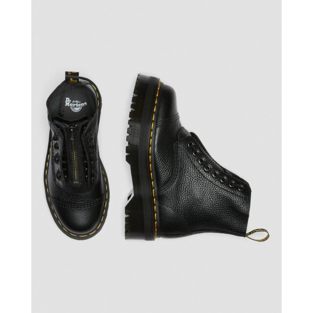 La nouveauté de Dr. Martens est le style féminin Sinclair, une botte décontractée en cuir noir au design agressif.