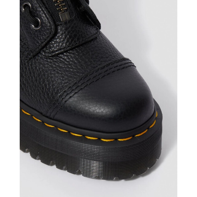 La nouveauté de Dr. Martens est le style féminin Sinclair, une botte décontractée en cuir noir au design agressif.