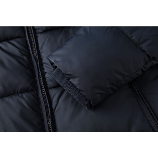 Heren winterjas van het merk Ballin Est. 2013. de jas is gemaakt van hoogwaardig polyester, en heeft een normale pasvorm. De jas is voorzien van een up- en down zipper, makkelijk voor op de fiets, brommer of scooter.  Modelnaam: Jacket CalvinCategorie: heren jasMaterialen: polyesterKleur: navy blauw