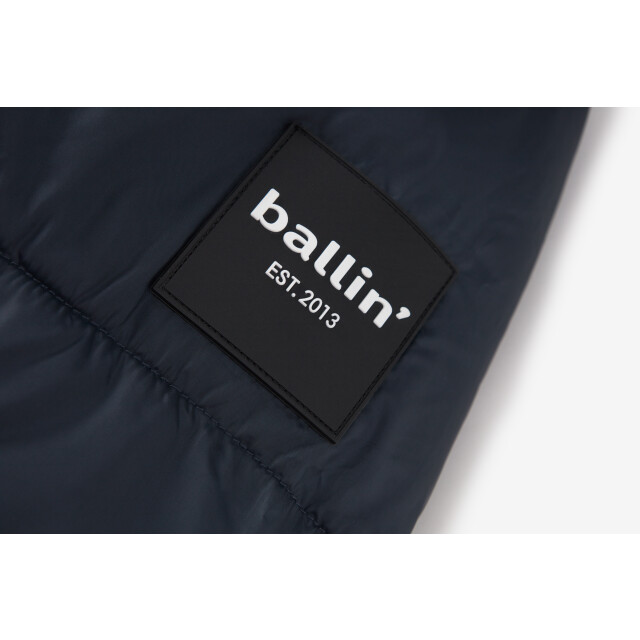 Heren winterjas van het merk Ballin Est. 2013. de jas is gemaakt van hoogwaardig polyester, en heeft een normale pasvorm. De jas is voorzien van een up- en down zipper, makkelijk voor op de fiets, brommer of scooter.  Modelnaam: Jacket CalvinCategorie: heren jasMaterialen: polyesterKleur: navy blauw