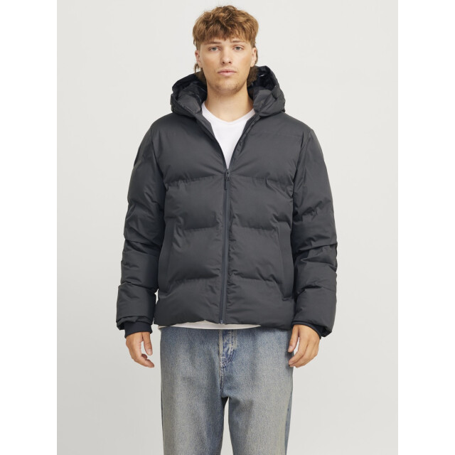 Diese Herren-Pufferjacke bietet optimalen Schutz vor Wind und Kälte bei gleichzeitigem Tragekomfort. Mit ihrer normalen Passform und einer hochschließenden Kapuze hält sie auch bei widrigem Wetter warm. Die Kunstfaser-Daunenwattierung sorgt für eine isolierende Wärmeleistung, während die matte Oberfläche der Jacke einen modernen Look verleiht. Der durchgehende Reißverschluss und die praktischen Eingrifftaschen bieten Funktionalität, während der Gummizug an den Handgelenken vor Wind schützt. Die glänzende Innenseite der Kapuze setzt einen stilvollen Akzent. Ideal für kalte Tage dank ihrer winddichten und wärmenden Eigenschaften.