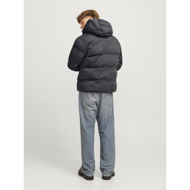 Diese Herren-Pufferjacke bietet optimalen Schutz vor Wind und Kälte bei gleichzeitigem Tragekomfort. Mit ihrer normalen Passform und einer hochschließenden Kapuze hält sie auch bei widrigem Wetter warm. Die Kunstfaser-Daunenwattierung sorgt für eine isolierende Wärmeleistung, während die matte Oberfläche der Jacke einen modernen Look verleiht. Der durchgehende Reißverschluss und die praktischen Eingrifftaschen bieten Funktionalität, während der Gummizug an den Handgelenken vor Wind schützt. Die glänzende Innenseite der Kapuze setzt einen stilvollen Akzent. Ideal für kalte Tage dank ihrer winddichten und wärmenden Eigenschaften.