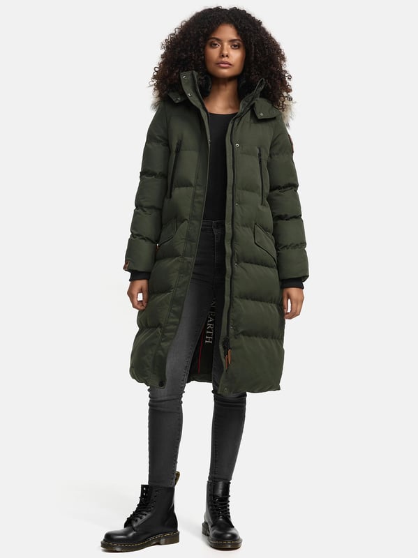 Marikoo Damen Winterjacke – Schneesternchen, lang mit Kapuze & Fellkragen Die Schneesternchen Winterjacke von Marikoo bietet rundum Wohlfühlfaktor für kalte Tage. Das wasser- und windabweisende Obermaterial schützt zuverlässig, während die hochwertige Wattierung angenehm wärmt. Ein kuscheliger, abnehmbarer Kunstfellkragen und die ebenfalls abnehmbare Kapuze sorgen für Flexibilität. Innen mit Fleece gefütterte Taschen, zusätzliche Brusttaschen mit Reißverschluss und mehrere Innentaschen bieten viel Stauraum. Mit extra langem Schnitt, robustem Zwei-Wege-Reißverschluss und eleganten Logo-Details ist diese Jacke in 19 Farben erhältlich – ein echtes Winter-Must-Have.