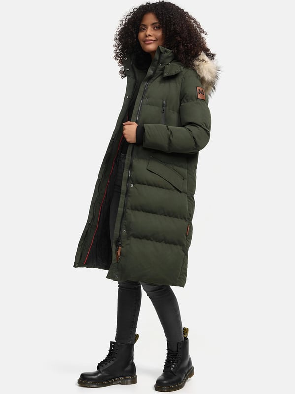Marikoo Damen Winterjacke – Schneesternchen, lang mit Kapuze & Fellkragen Die Schneesternchen Winterjacke von Marikoo bietet rundum Wohlfühlfaktor für kalte Tage. Das wasser- und windabweisende Obermaterial schützt zuverlässig, während die hochwertige Wattierung angenehm wärmt. Ein kuscheliger, abnehmbarer Kunstfellkragen und die ebenfalls abnehmbare Kapuze sorgen für Flexibilität. Innen mit Fleece gefütterte Taschen, zusätzliche Brusttaschen mit Reißverschluss und mehrere Innentaschen bieten viel Stauraum. Mit extra langem Schnitt, robustem Zwei-Wege-Reißverschluss und eleganten Logo-Details ist diese Jacke in 19 Farben erhältlich – ein echtes Winter-Must-Have.