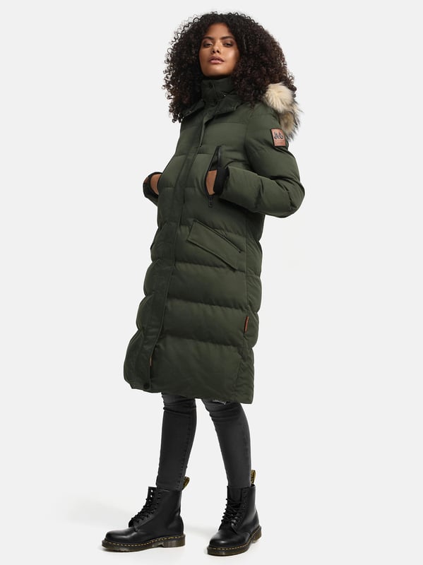 Marikoo Damen Winterjacke – Schneesternchen, lang mit Kapuze & Fellkragen Die Schneesternchen Winterjacke von Marikoo bietet rundum Wohlfühlfaktor für kalte Tage. Das wasser- und windabweisende Obermaterial schützt zuverlässig, während die hochwertige Wattierung angenehm wärmt. Ein kuscheliger, abnehmbarer Kunstfellkragen und die ebenfalls abnehmbare Kapuze sorgen für Flexibilität. Innen mit Fleece gefütterte Taschen, zusätzliche Brusttaschen mit Reißverschluss und mehrere Innentaschen bieten viel Stauraum. Mit extra langem Schnitt, robustem Zwei-Wege-Reißverschluss und eleganten Logo-Details ist diese Jacke in 19 Farben erhältlich – ein echtes Winter-Must-Have.