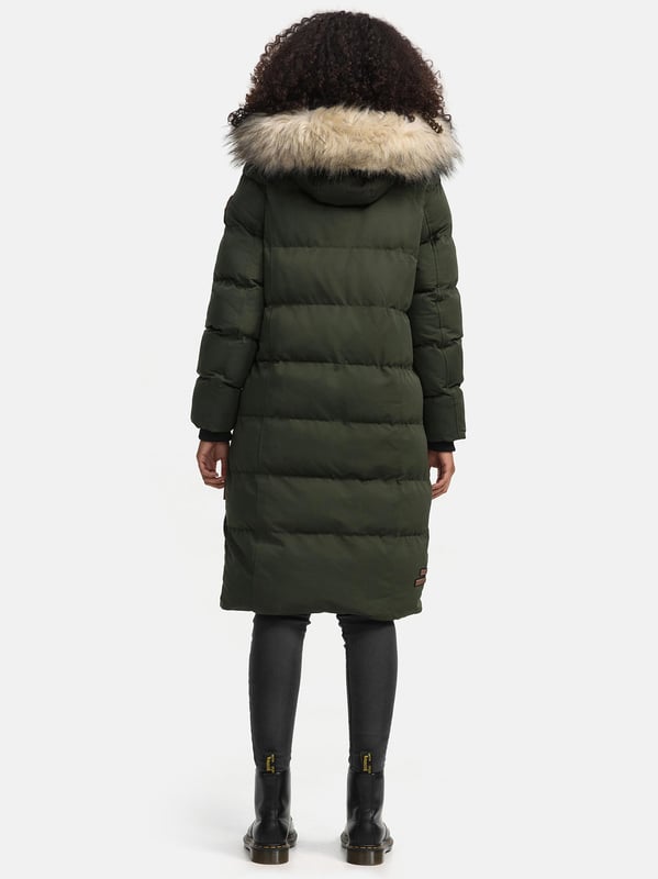 Marikoo Damen Winterjacke – Schneesternchen, lang mit Kapuze & Fellkragen Die Schneesternchen Winterjacke von Marikoo bietet rundum Wohlfühlfaktor für kalte Tage. Das wasser- und windabweisende Obermaterial schützt zuverlässig, während die hochwertige Wattierung angenehm wärmt. Ein kuscheliger, abnehmbarer Kunstfellkragen und die ebenfalls abnehmbare Kapuze sorgen für Flexibilität. Innen mit Fleece gefütterte Taschen, zusätzliche Brusttaschen mit Reißverschluss und mehrere Innentaschen bieten viel Stauraum. Mit extra langem Schnitt, robustem Zwei-Wege-Reißverschluss und eleganten Logo-Details ist diese Jacke in 19 Farben erhältlich – ein echtes Winter-Must-Have.