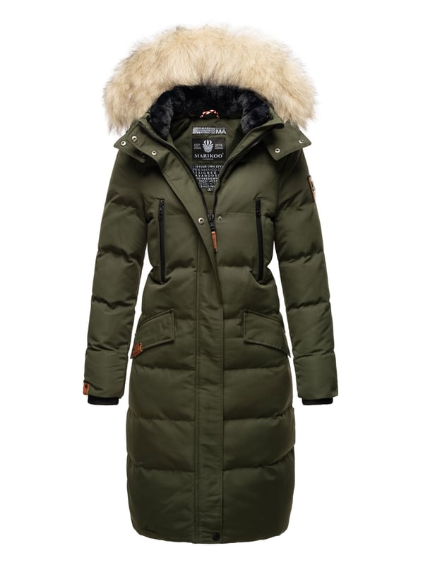 Marikoo Damen Winterjacke – Schneesternchen, lang mit Kapuze & Fellkragen Die Schneesternchen Winterjacke von Marikoo bietet rundum Wohlfühlfaktor für kalte Tage. Das wasser- und windabweisende Obermaterial schützt zuverlässig, während die hochwertige Wattierung angenehm wärmt. Ein kuscheliger, abnehmbarer Kunstfellkragen und die ebenfalls abnehmbare Kapuze sorgen für Flexibilität. Innen mit Fleece gefütterte Taschen, zusätzliche Brusttaschen mit Reißverschluss und mehrere Innentaschen bieten viel Stauraum. Mit extra langem Schnitt, robustem Zwei-Wege-Reißverschluss und eleganten Logo-Details ist diese Jacke in 19 Farben erhältlich – ein echtes Winter-Must-Have.