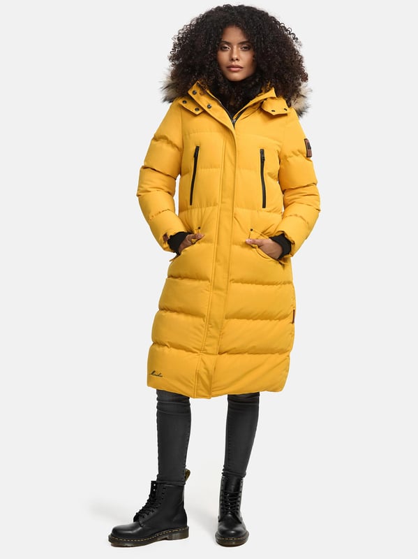 Die Schneesternchen Winterjacke von Marikoo bietet rundum Wohlfühlfaktor für kalte Tage. Das wasser- und windabweisende Obermaterial schützt zuverlässig, während die hochwertige Wattierung angenehm wärmt. Ein kuscheliger, abnehmbarer Kunstfellkragen und die ebenfalls abnehmbare Kapuze sorgen für Flexibilität. Innen mit Fleece gefütterte Taschen, zusätzliche Brusttaschen mit Reißverschluss und mehrere Innentaschen bieten viel Stauraum. Mit extra langem Schnitt, robustem Zwei-Wege-Reißverschluss und eleganten Logo-Details ist diese Jacke in 19 Farben erhältlich – ein echtes Winter-Must-Have.
