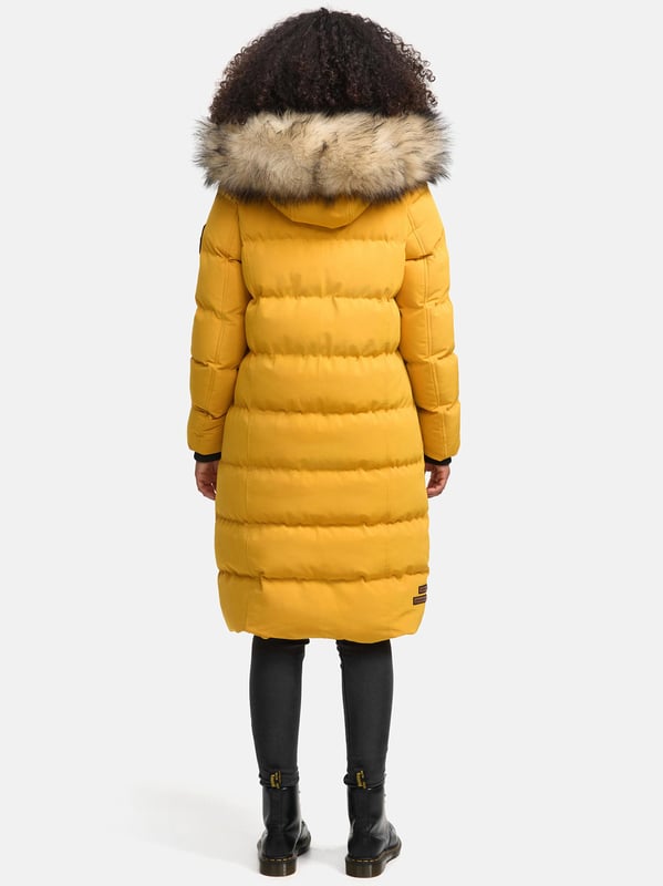 Die Schneesternchen Winterjacke von Marikoo bietet rundum Wohlfühlfaktor für kalte Tage. Das wasser- und windabweisende Obermaterial schützt zuverlässig, während die hochwertige Wattierung angenehm wärmt. Ein kuscheliger, abnehmbarer Kunstfellkragen und die ebenfalls abnehmbare Kapuze sorgen für Flexibilität. Innen mit Fleece gefütterte Taschen, zusätzliche Brusttaschen mit Reißverschluss und mehrere Innentaschen bieten viel Stauraum. Mit extra langem Schnitt, robustem Zwei-Wege-Reißverschluss und eleganten Logo-Details ist diese Jacke in 19 Farben erhältlich – ein echtes Winter-Must-Have.