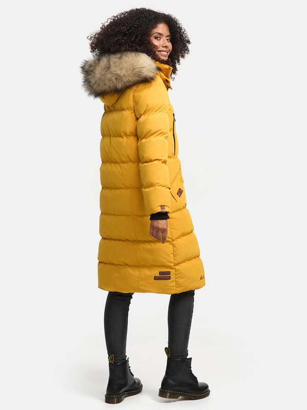 Die Schneesternchen Winterjacke von Marikoo bietet rundum Wohlfühlfaktor für kalte Tage. Das wasser- und windabweisende Obermaterial schützt zuverlässig, während die hochwertige Wattierung angenehm wärmt. Ein kuscheliger, abnehmbarer Kunstfellkragen und die ebenfalls abnehmbare Kapuze sorgen für Flexibilität. Innen mit Fleece gefütterte Taschen, zusätzliche Brusttaschen mit Reißverschluss und mehrere Innentaschen bieten viel Stauraum. Mit extra langem Schnitt, robustem Zwei-Wege-Reißverschluss und eleganten Logo-Details ist diese Jacke in 19 Farben erhältlich – ein echtes Winter-Must-Have.