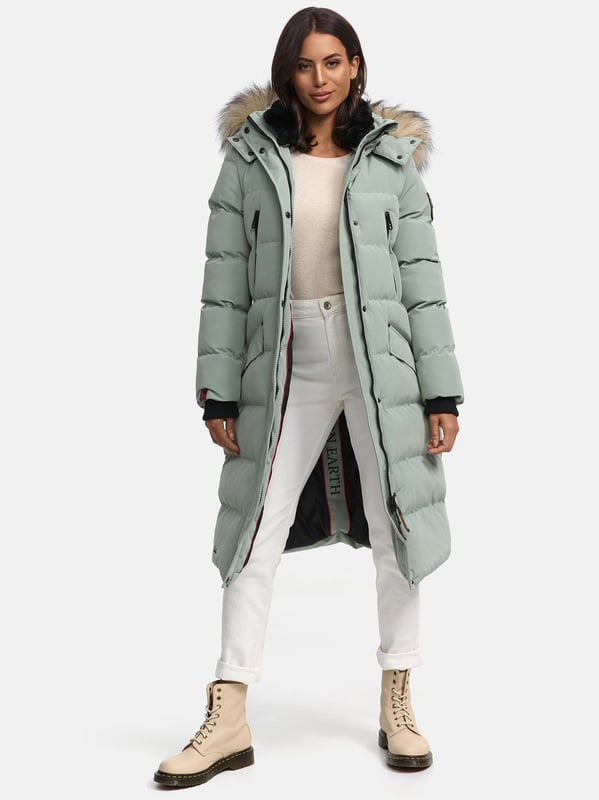 Die Schneesternchen Winterjacke von Marikoo bietet rundum Wohlfühlfaktor für kalte Tage. Das wasser- und windabweisende Obermaterial schützt zuverlässig, während die hochwertige Wattierung angenehm wärmt. Ein kuscheliger, abnehmbarer Kunstfellkragen und die ebenfalls abnehmbare Kapuze sorgen für Flexibilität. Innen mit Fleece gefütterte Taschen, zusätzliche Brusttaschen mit Reißverschluss und mehrere Innentaschen bieten viel Stauraum. Mit extra langem Schnitt, robustem Zwei-Wege-Reißverschluss und eleganten Logo-Details ist diese Jacke in 19 Farben erhältlich – ein echtes Winter-Must-Have.