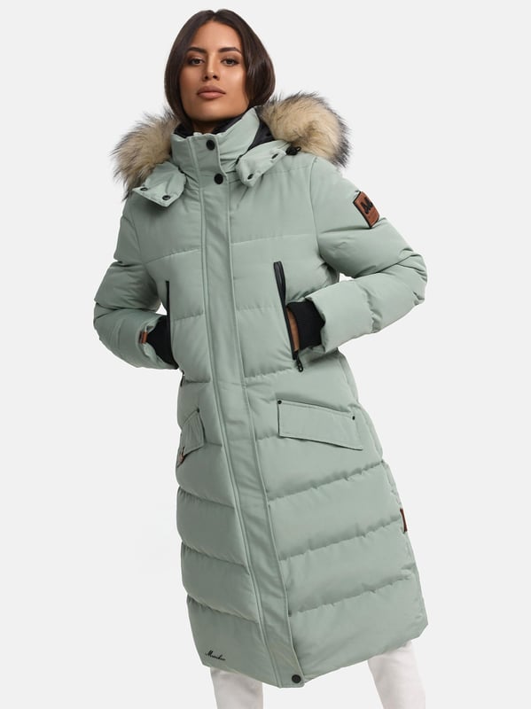 Die Schneesternchen Winterjacke von Marikoo bietet rundum Wohlfühlfaktor für kalte Tage. Das wasser- und windabweisende Obermaterial schützt zuverlässig, während die hochwertige Wattierung angenehm wärmt. Ein kuscheliger, abnehmbarer Kunstfellkragen und die ebenfalls abnehmbare Kapuze sorgen für Flexibilität. Innen mit Fleece gefütterte Taschen, zusätzliche Brusttaschen mit Reißverschluss und mehrere Innentaschen bieten viel Stauraum. Mit extra langem Schnitt, robustem Zwei-Wege-Reißverschluss und eleganten Logo-Details ist diese Jacke in 19 Farben erhältlich – ein echtes Winter-Must-Have.
