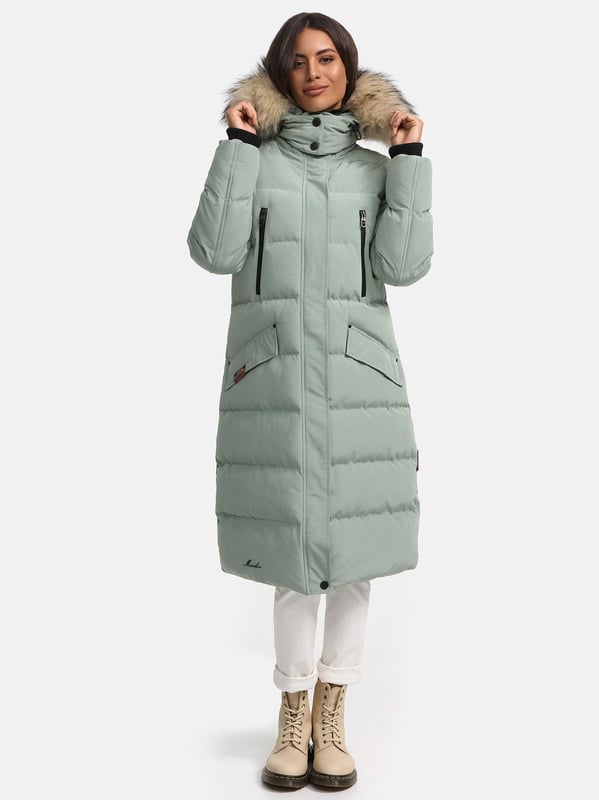 Die Schneesternchen Winterjacke von Marikoo bietet rundum Wohlfühlfaktor für kalte Tage. Das wasser- und windabweisende Obermaterial schützt zuverlässig, während die hochwertige Wattierung angenehm wärmt. Ein kuscheliger, abnehmbarer Kunstfellkragen und die ebenfalls abnehmbare Kapuze sorgen für Flexibilität. Innen mit Fleece gefütterte Taschen, zusätzliche Brusttaschen mit Reißverschluss und mehrere Innentaschen bieten viel Stauraum. Mit extra langem Schnitt, robustem Zwei-Wege-Reißverschluss und eleganten Logo-Details ist diese Jacke in 19 Farben erhältlich – ein echtes Winter-Must-Have.