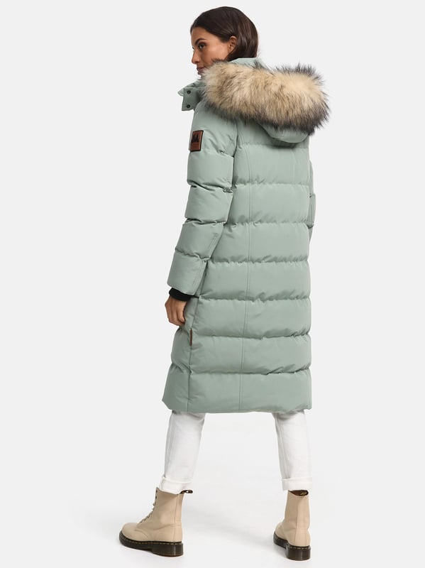 Die Schneesternchen Winterjacke von Marikoo bietet rundum Wohlfühlfaktor für kalte Tage. Das wasser- und windabweisende Obermaterial schützt zuverlässig, während die hochwertige Wattierung angenehm wärmt. Ein kuscheliger, abnehmbarer Kunstfellkragen und die ebenfalls abnehmbare Kapuze sorgen für Flexibilität. Innen mit Fleece gefütterte Taschen, zusätzliche Brusttaschen mit Reißverschluss und mehrere Innentaschen bieten viel Stauraum. Mit extra langem Schnitt, robustem Zwei-Wege-Reißverschluss und eleganten Logo-Details ist diese Jacke in 19 Farben erhältlich – ein echtes Winter-Must-Have.
