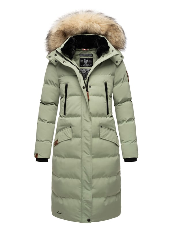 Die Schneesternchen Winterjacke von Marikoo bietet rundum Wohlfühlfaktor für kalte Tage. Das wasser- und windabweisende Obermaterial schützt zuverlässig, während die hochwertige Wattierung angenehm wärmt. Ein kuscheliger, abnehmbarer Kunstfellkragen und die ebenfalls abnehmbare Kapuze sorgen für Flexibilität. Innen mit Fleece gefütterte Taschen, zusätzliche Brusttaschen mit Reißverschluss und mehrere Innentaschen bieten viel Stauraum. Mit extra langem Schnitt, robustem Zwei-Wege-Reißverschluss und eleganten Logo-Details ist diese Jacke in 19 Farben erhältlich – ein echtes Winter-Must-Have.