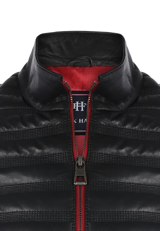 Elegant, sportlich und mühelos modern — die Felix Hardy Herren-Leder-Sportjacke mit durchgehendem Reißverschluss verbindet sportliches Design mit raffiniertem Lederstil. Aus strapazierfähigem Kunstleder mit glatter Oberfläche gefertigt, bietet diese Jacke eine leichte, aber strukturierte Passform, ideal für den Alltag. Der durchgehende Reißverschluss sorgt für Komfort und Vielseitigkeit, während dezente Einsätze und ein schlanker Schnitt die sportliche Silhouette betonen. Perfekt für aktive Tage oder legere Abende, verleiht diese Jacke deinem Lifestyle eine stilvolle Note. Kombiniere sie mit Jeans, Jogginghosen oder Chinos — sie passt sich deinem Rhythmus mit Leichtigkeit und Selbstbewusstsein an.