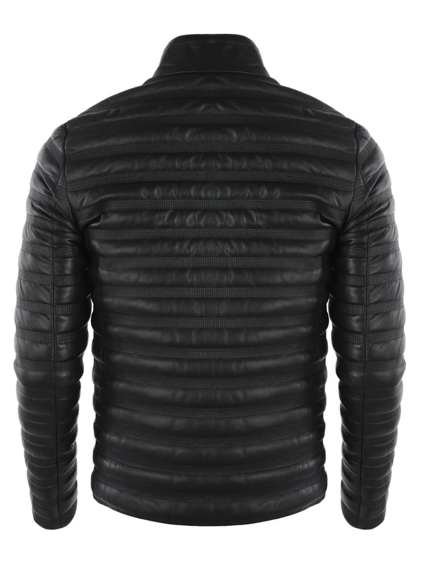 Elegant, sportlich und mühelos modern — die Felix Hardy Herren-Leder-Sportjacke mit durchgehendem Reißverschluss verbindet sportliches Design mit raffiniertem Lederstil. Aus strapazierfähigem Kunstleder mit glatter Oberfläche gefertigt, bietet diese Jacke eine leichte, aber strukturierte Passform, ideal für den Alltag. Der durchgehende Reißverschluss sorgt für Komfort und Vielseitigkeit, während dezente Einsätze und ein schlanker Schnitt die sportliche Silhouette betonen. Perfekt für aktive Tage oder legere Abende, verleiht diese Jacke deinem Lifestyle eine stilvolle Note. Kombiniere sie mit Jeans, Jogginghosen oder Chinos — sie passt sich deinem Rhythmus mit Leichtigkeit und Selbstbewusstsein an.