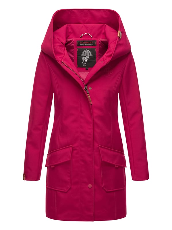 Marikoo chaqueta softshell mujer – Mayleen impermeable con capucha La chaqueta softshell Mayleen de Marikoo combina diseño moderno y funcionalidad. Confeccionada en tejido resistente al agua, protege del viento y la lluvia ligera. El cuello alto y la tapeta adicional con botones ofrecen mayor comodidad. Incluye bolsillos frontales con solapa, bolsillo interior con apertura para cables y detalles de logotipo discretos. Con corte entallado, bordado en la capucha y apliques de piel sintética, esta chaqueta es elegante y práctica – perfecta para el día a día.