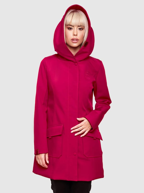 Marikoo chaqueta softshell mujer – Mayleen impermeable con capucha La chaqueta softshell Mayleen de Marikoo combina diseño moderno y funcionalidad. Confeccionada en tejido resistente al agua, protege del viento y la lluvia ligera. El cuello alto y la tapeta adicional con botones ofrecen mayor comodidad. Incluye bolsillos frontales con solapa, bolsillo interior con apertura para cables y detalles de logotipo discretos. Con corte entallado, bordado en la capucha y apliques de piel sintética, esta chaqueta es elegante y práctica – perfecta para el día a día.