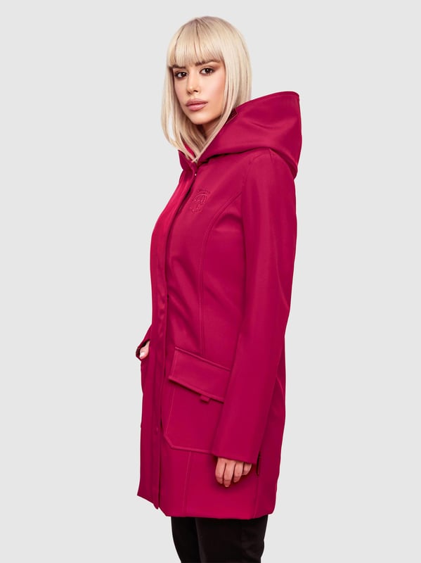 Marikoo chaqueta softshell mujer – Mayleen impermeable con capucha La chaqueta softshell Mayleen de Marikoo combina diseño moderno y funcionalidad. Confeccionada en tejido resistente al agua, protege del viento y la lluvia ligera. El cuello alto y la tapeta adicional con botones ofrecen mayor comodidad. Incluye bolsillos frontales con solapa, bolsillo interior con apertura para cables y detalles de logotipo discretos. Con corte entallado, bordado en la capucha y apliques de piel sintética, esta chaqueta es elegante y práctica – perfecta para el día a día.