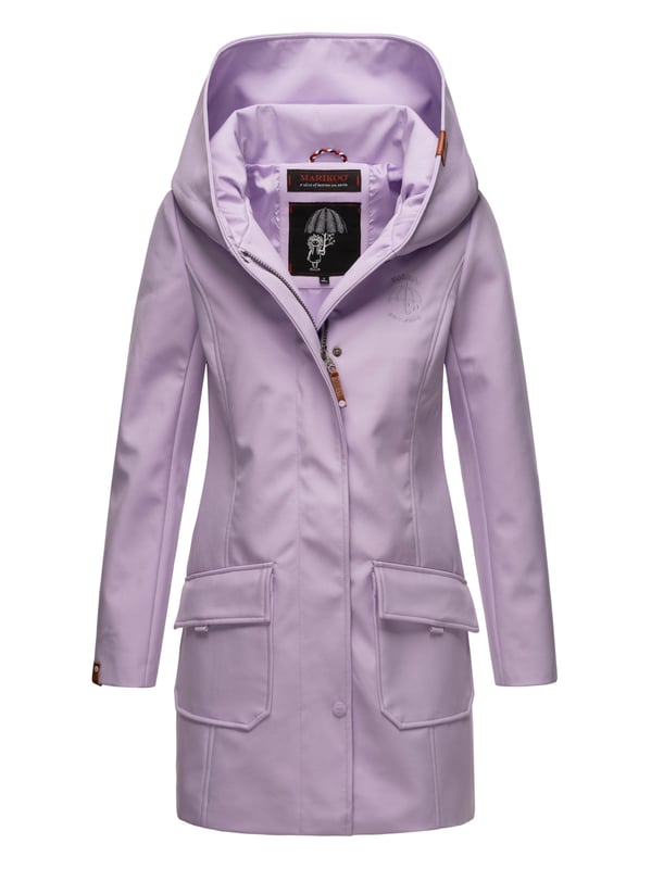 La chaqueta softshell Mayleen de Marikoo combina diseño moderno y funcionalidad. Confeccionada en tejido resistente al agua, protege del viento y la lluvia ligera. El cuello alto y la tapeta adicional con botones ofrecen mayor comodidad. Incluye bolsillos frontales con solapa, bolsillo interior con apertura para cables y detalles de logotipo discretos. Con corte entallado, bordado en la capucha y apliques de piel sintética, esta chaqueta es elegante y práctica – perfecta para el día a día.