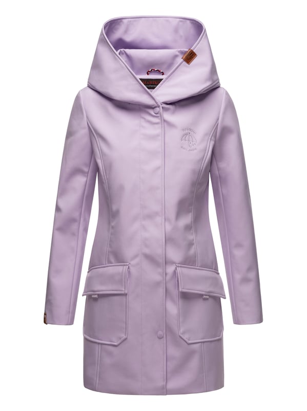 La chaqueta softshell Mayleen de Marikoo combina diseño moderno y funcionalidad. Confeccionada en tejido resistente al agua, protege del viento y la lluvia ligera. El cuello alto y la tapeta adicional con botones ofrecen mayor comodidad. Incluye bolsillos frontales con solapa, bolsillo interior con apertura para cables y detalles de logotipo discretos. Con corte entallado, bordado en la capucha y apliques de piel sintética, esta chaqueta es elegante y práctica – perfecta para el día a día.